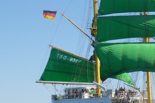 Die „Alexander von Humboldt II“ wirbt mit dem neuen Vorobermarssegel für die Sail 2020. Foto Rabbel