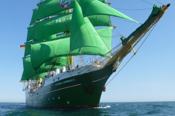 Die „Alexander von Humboldt II“ wirbt mit dem neuen Vorobermarssegel für die Sail 2020. Foto Rabbel