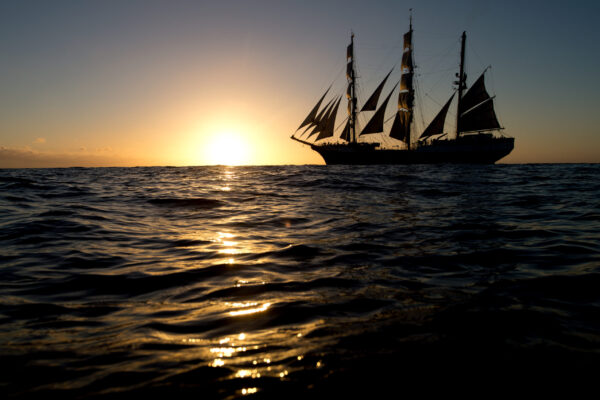 Das Segelschulschiff Alexander von Humboldt segelt am 03.02.2014 vor der Insel Gomera im Atlantik. Foto: Maurizio Gambarini/dpa
